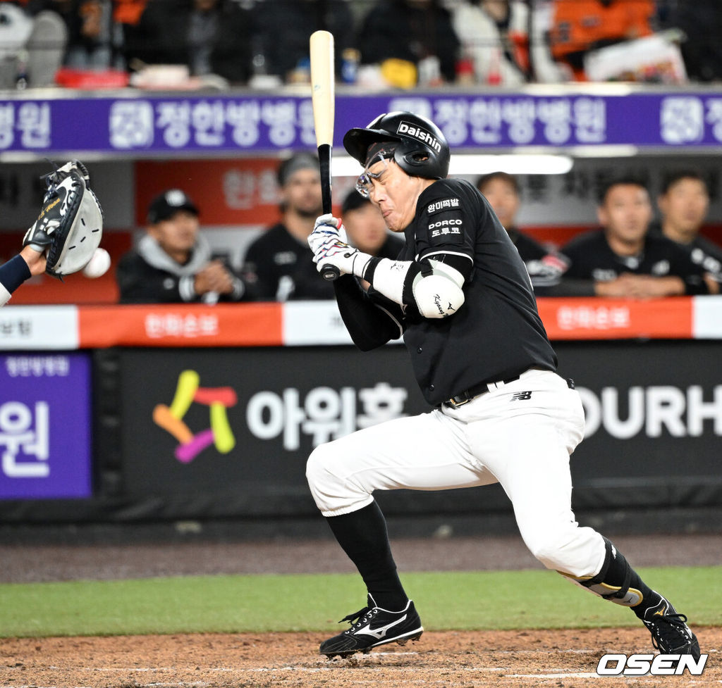 프로야구 KT 위즈가 한화 이글스를 꺾고 개막 3연승을 질주했다.이강철 감독이 이끄는 KT는 31일 대전 한화생명 볼파크에서 열린 2026 신한 SOL KBO리그 한화와의 원정경기에서 9-4로 승리했다. 이날 승리로 KT가 개막 3연승을 질주하며 1위 자리를 지켰고, 한화는 2승1패를 마크하게 됐다.5회초 1사 1,2루에서 KT 허경민이 한화 엄상백 투구에 머리를 맞고 있다.  2026.03.31 /sunday@osen.co.kr