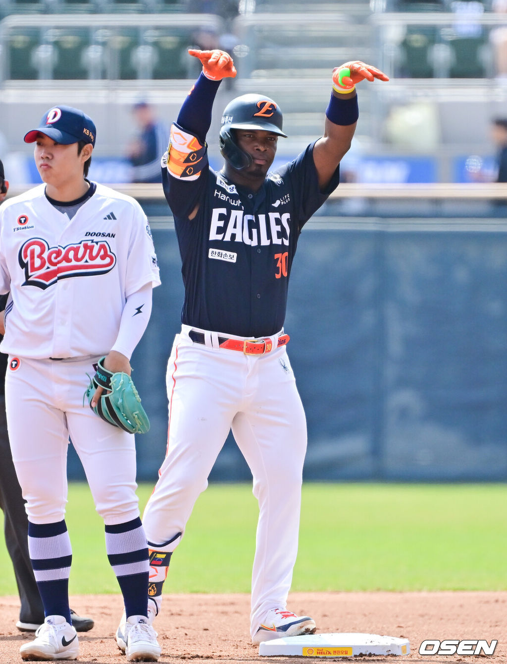 4일 오후 서울 잠실구장에서 ‘2026 신한은행 SOL Bank KBO리그’ 두산 베어스와 한화 이글스의 경기가 진행됐다.이날 두산은 곽빈을, 한화는 왕옌청이 선발투수로 내세웠다.  1회초 무사 1루 한화 페라자가 안타를 날린뒤 세리머니를 하고 있다.     2026.04.04 / soul1014@osen.co.kr