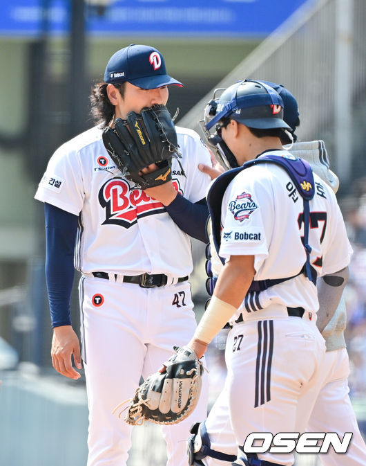 [OSEN=잠실, 박준형 기자] 4일 오후 서울 잠실구장에서 ‘2026 신한은행 SOL Bank KBO리그’ 두산 베어스와 한화 이글스의 경기가 진행됐다.이날 두산은 곽빈을, 한화는 왕옌청이 선발투수로 내세웠다.  1회초 두산 선발투수 곽빈이 마운드 방문한 정재훈 코치와 이야기를 나누고 있다.    2026.04.04 / soul1014@osen.co.kr