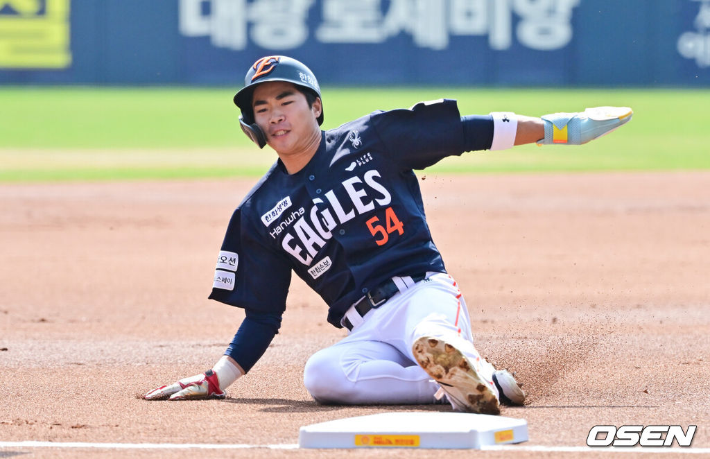 4일 오후 서울 잠실구장에서 ‘2026 신한은행 SOL Bank KBO리그’ 두산 베어스와 한화 이글스의 경기가 진행됐다.이날 두산은 곽빈을, 한화는 왕옌청이 선발투수로 내세웠다.  1회초 무사 1루 한화 페라자의 안타때 1루 주자 오재원이 3루로 질주하고 있다.     2026.04.04 / soul1014@osen.co.kr