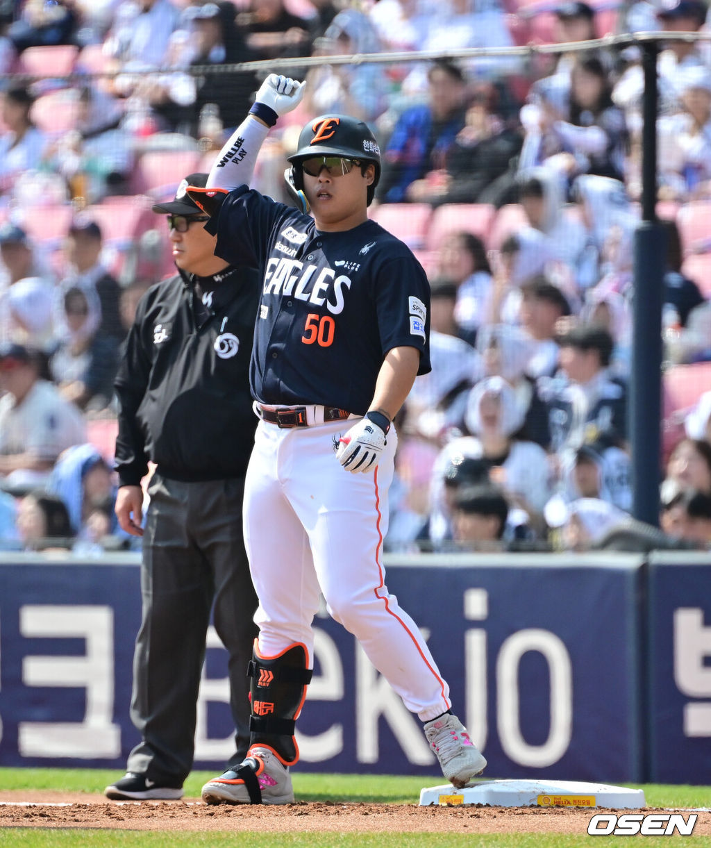 4일 오후 서울 잠실구장에서 ‘2026 신한은행 SOL Bank KBO리그’ 두산 베어스와 한화 이글스의 경기가 진행됐다.이날 두산은 곽빈을, 한화는 왕옌청이 선발투수로 내세웠다.  1회초 무사 2루 한화 강백호가 1타점 적시타를 날리고 세리머니를 하고 있다.       2026.04.04 / soul1014@osen.co.kr