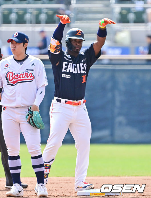 [OSEN=잠실, 박준형 기자] 4일 오후 서울 잠실구장에서 ‘2026 신한은행 SOL Bank KBO리그’ 두산 베어스와 한화 이글스의 경기가 진행됐다.이날 두산은 곽빈을, 한화는 왕옌청이 선발투수로 내세웠다.  1회초 무사 1루 한화 페라자가 안타를 날린뒤 세리머니를 하고 있다.     2026.04.04 / soul1014@osen.co.kr
