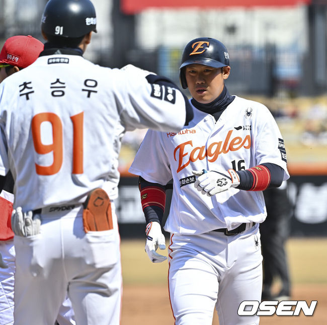 [OSEN=대전, 박준형 기자] 20일 오후 대전 한화생명볼파크에서 2026 신한 SOL KBO 리그 시범경기 한화 이글스와 KIA 타이거즈의 경기를 진행됐다.전날 한화는 4-5로 끌려가다 9회말 허인서의 동점 홈런과 김태연의 끝내기 홈런으로 7-5 역전승을 거두고 2연패를 끊었다.2회말 무사 2,3루 한화 하주석이 동점 적시타를 날리고 추승우 코치와 하이파이브를 하고 있다.   2026.03.20 / soul1014@osen.co.kr