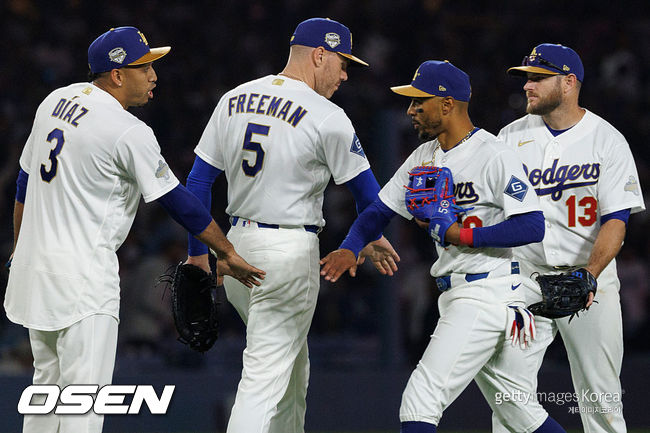 [사진] 다저스 선수들이 승리의 기쁨을 나누고 있다. ⓒGettyimages(무단전재 및 재배포 금지)