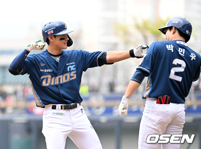 [OSEN=광주, 이대선 기자] 4일 광주-기아 챔피언스필드에서 2026 신한 SOL KBO리그 KIA 타이거즈와 NC 다이노스의 경기가 열렸다.이날 KIA는 이의리, NC는 커티스 테일러를 선발로 내세웠다.1회초 무사에서 NC 김주원이 좌월 솔로 홈런을 치고 환호하고 있다. 2026.04.04 /sunday@osen.co.kr