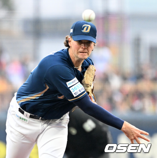 [OSEN=광주, 이대선 기자] 4일 광주-기아 챔피언스필드에서 2026 신한 SOL KBO리그 KIA 타이거즈와 NC 다이노스의 경기가 열렸다.이날 KIA는 이의리, NC는 커티스 테일러를 선발로 내세웠다.1회말 무사에서 NC 선발투수 테일러가 역투하고 있다. 2026.04.04 /sunday@osen.co.kr