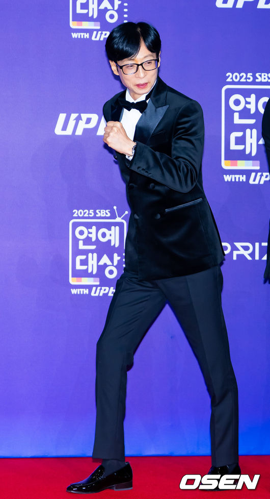 [OSEN=민경훈 기자] 30일 오후 서울 마포구 상암 SBS 프리즘타워에서 ‘2025 SBS 연예대상’ 포토월 행사가 열렸다.<br /><br />올해 대상 후보는 유재석, 전현무, 탁재훈, 신동엽, 이상민, 서장훈, 지석진이 올라 대상을 두고 치열한 경쟁을 펼친다.<br /><br />'런닝맨'의 유재석이 레드카펫을 밟으며 포즈를 취하고 있다. 2025.12.30 /rumi@osen.co.kr