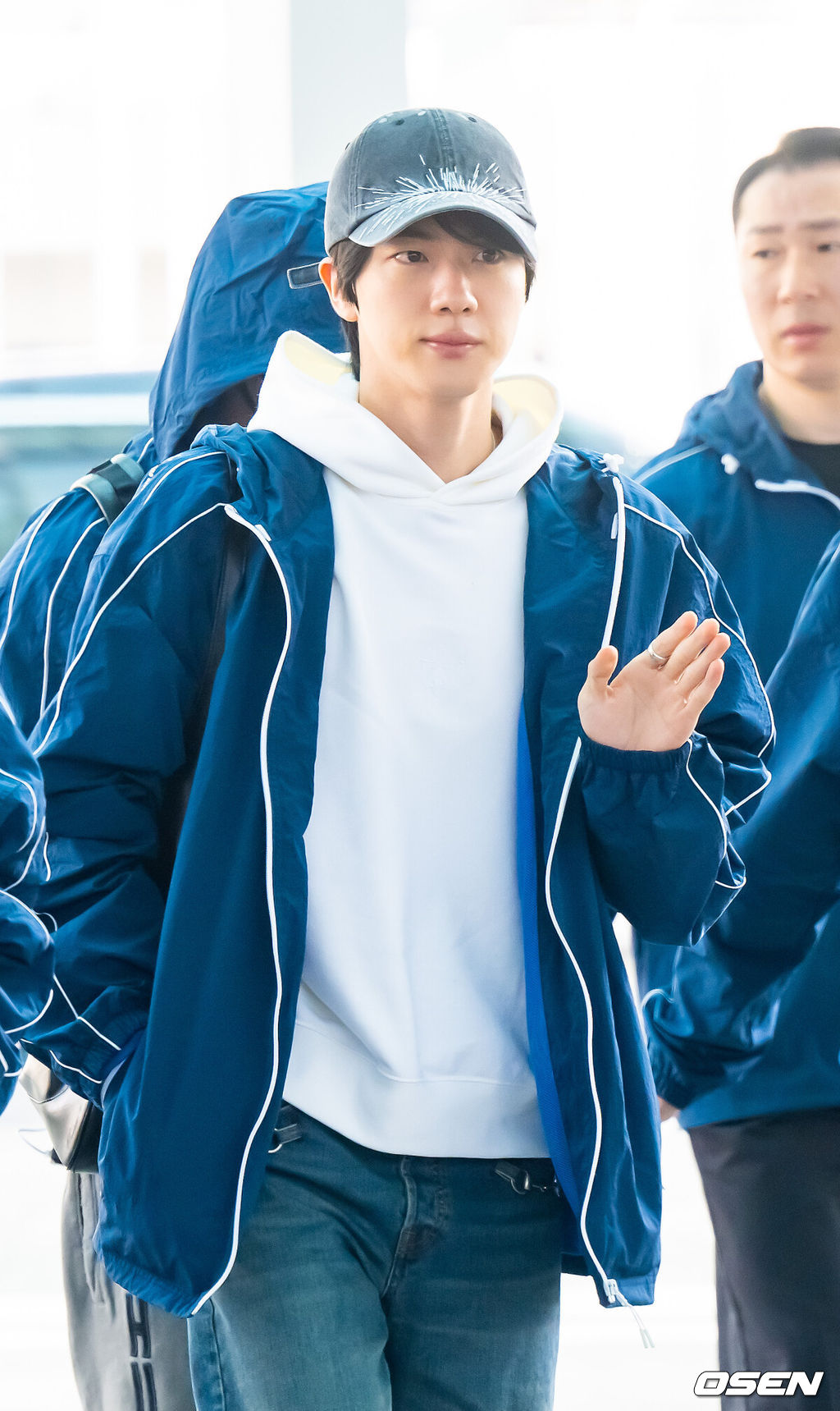 그룹 BTS가 22일 인천국제공항을 통해 해외 일정 참석차 미국 뉴욕으로 출국했다.<br /><br />방탄소년단은 지난 21일 서울 광화문 광장에서 무료 복귀 공연 'BTS 컴백 라이브: 아리랑'(BTS THE COMEBACK LIVE | ARIRANG)을 열고 1시간에 걸쳐 신곡과 히트곡을 들려줬다.<br /><br />BTS 진이 출국장으로 이동하고 있다.  2026.03.22 / soul1014@osen.co.kr