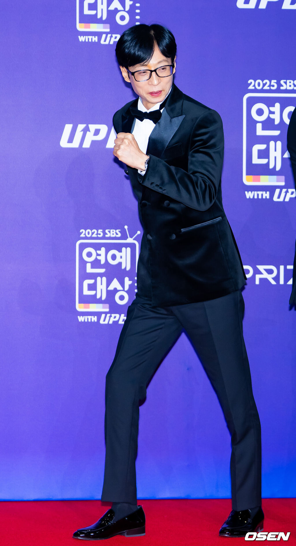 30일 오후 서울 마포구 상암 SBS 프리즘타워에서 ‘2025 SBS 연예대상’ 포토월 행사가 열렸다.<br /><br />올해 대상 후보는 유재석, 전현무, 탁재훈, 신동엽, 이상민, 서장훈, 지석진이 올라 대상을 두고 치열한 경쟁을 펼친다.<br /><br />'런닝맨'의 유재석이 레드카펫을 밟으며 포즈를 취하고 있다. 2025.12.30 /rumi@osen.co.kr