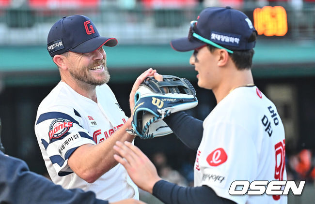 [OSEN=부산, 이석우 기자] 4일 부산 사직야구장에서 2026 신한 SOL KBO 리그 롯데 자이언츠와 SSG 랜더스의 경기가 열렸다. 홈팀 롯데는 비슬리가, 방문팀 SSG는 김건우가 선발 출전했다.롯데 자이언츠 선발 투수 비슬리가 3회초 2사 만루 SSG 랜더스 조형우를 우익수 플라이로 잡고 윤동희와 기뻐하고 있다. 2026.04.04 / foto0307@osen.co.kr