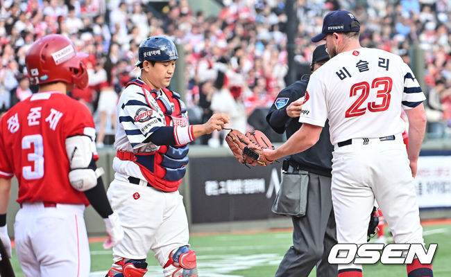 [OSEN=부산, 이석우 기자] 4일 부산 사직야구장에서 2026 신한 SOL KBO 리그 롯데 자이언츠와 SSG 랜더스의 경기가 열렸다. 홈팀 롯데는 비슬리가, 방문팀 SSG는 김건우가 선발 출전했다.롯데 자이언츠 선발 투수 비슬리와 유강남이 1회초 4실점하고 어두운 표정을 짓고 있다. 2026.04.04 / foto0307@osen.co.kr