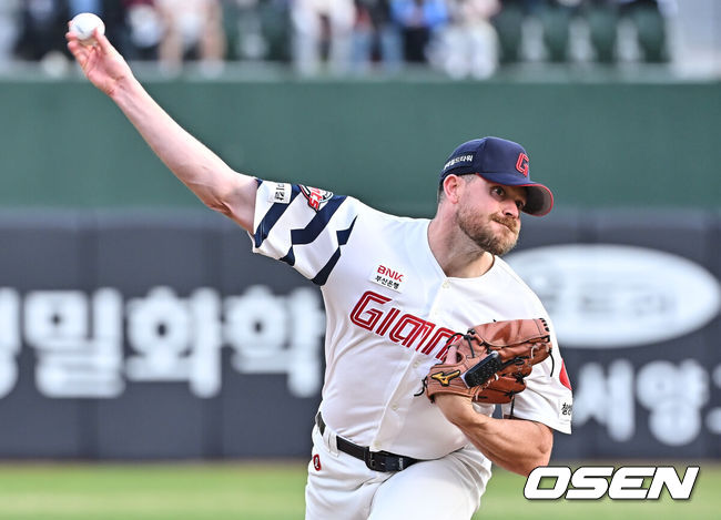 [OSEN=부산, 이석우 기자] 4일 부산 사직야구장에서 2026 신한 SOL KBO 리그 롯데 자이언츠와 SSG 랜더스의 경기가 열렸다. 홈팀 롯데는 비슬리가, 방문팀 SSG는 김건우가 선발 출전했다.롯데 자이언츠 선발 투수 비슬리가 역투하고 있다. 2026.04.04 / foto0307@osen.co.kr