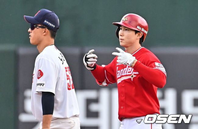 [OSEN=부산, 이석우 기자] 4일 부산 사직야구장에서 2026 신한 SOL KBO 리그 롯데 자이언츠와 SSG 랜더스의 경기가 열렸다. 홈팀 롯데는 비슬리가, 방문팀 SSG는 김건우가 선발 출전했다.SSG 랜더스 박성한이 1회초 좌중간 2루타를 치고 세리머니를 하고 있다. 2026.04.04 / foto0307@osen.co.kr