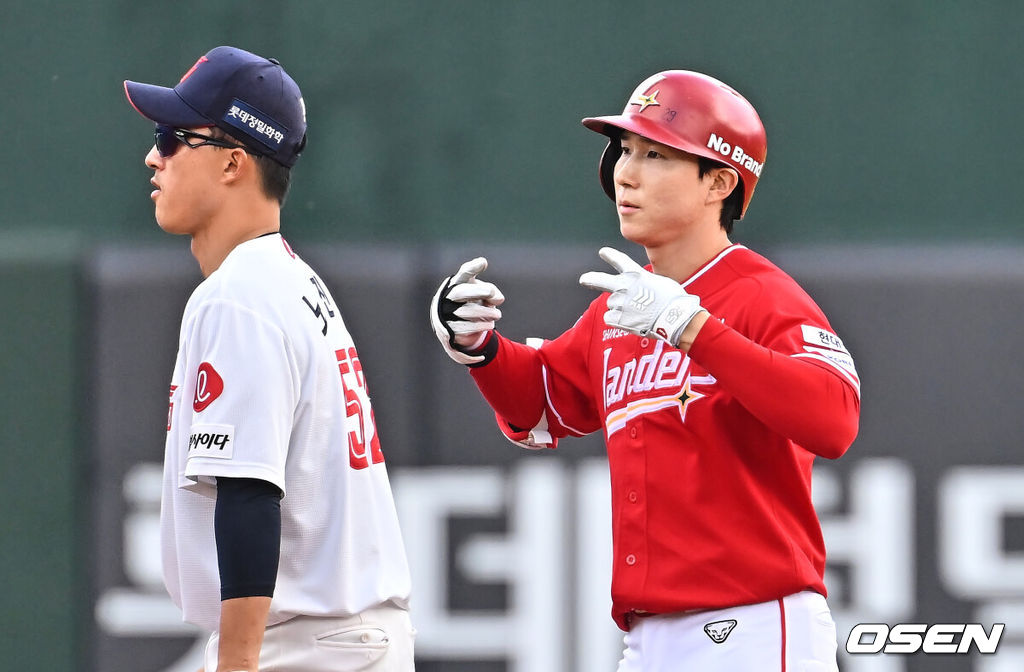 4일 부산 사직야구장에서 2026 신한 SOL KBO 리그 롯데 자이언츠와 SSG 랜더스의 경기가 열렸다. 홈팀 롯데는 비슬리가, 방문팀 SSG는 김건우가 선발 출전했다.SSG 랜더스 박성한이 1회초 좌중간 2루타를 치고 세리머니를 하고 있다. 2026.04.04 / foto0307@osen.co.kr