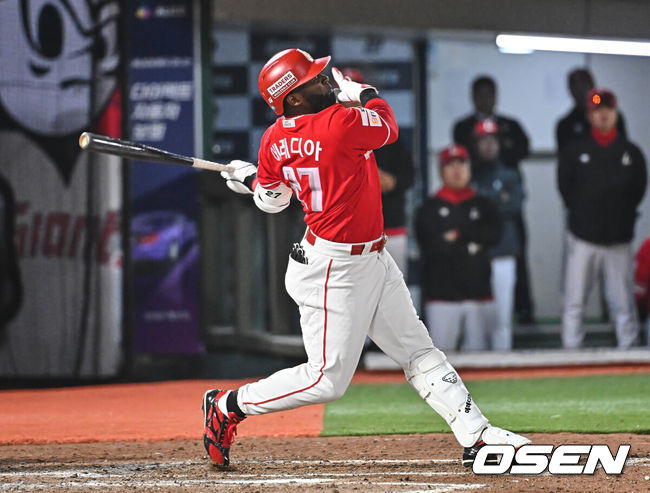 [OSEN=부산, 이석우 기자] 4일 부산 사직야구장에서 2026 신한 SOL KBO 리그 롯데 자이언츠와 SSG 랜더스의 경기가 열렸다. 홈팀 롯데는 비슬리가, 방문팀 SSG는 김건우가 선발 출전했다.SSG 랜더스 에레디아가 7회초 2사 3루 좌익수 왼쪽 1타점 안타를 치고 있다. 2026.04.04 / foto0307@osen.co.kr