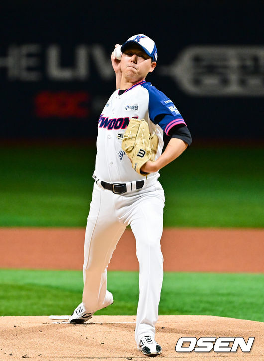 [OSEN=고척, 박준형 기자] 4일 오후 서울 고척스카이돔에서 ‘2026 신한은행 SOL Bank KBO리그’ 키움 히어로즈와 LG 트윈스의 경기가 진행됐다.이날 키움은 하영민을, LG는 임찬규를 선발투수로 내세웠다.  1회초 키움 선발투수 하영민이 역투하고 있다 .   2026.04.04 / soul1014@osen.co.kr