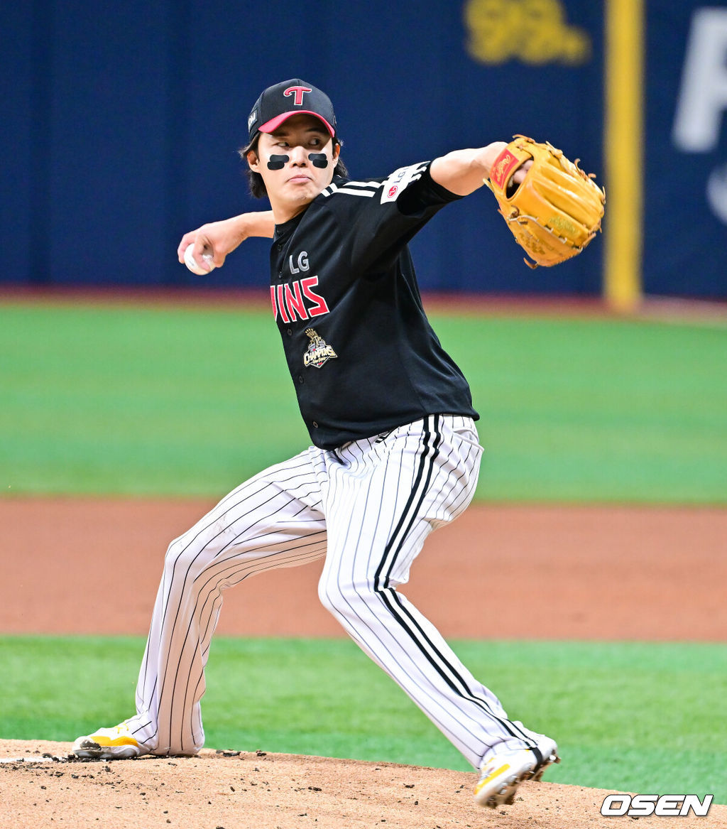 4일 오후 서울 고척스카이돔에서 ‘2026 신한은행 SOL Bank KBO리그’ 키움 히어로즈와 LG 트윈스의 경기가 진행됐다.이날 키움은 하영민을, LG는 임찬규를 선발투수로 내세웠다.  1회말 LG 선발투수 임찬규가 역투하고 있다.   2026.04.04 / soul1014@osen.co.kr