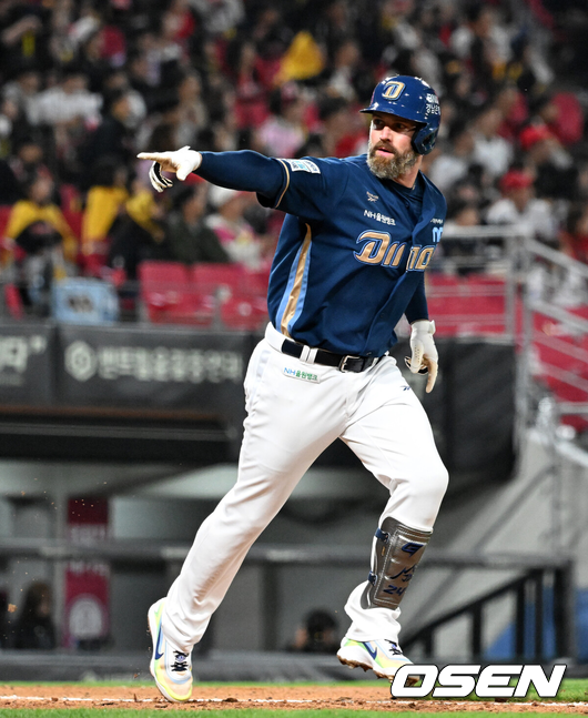 [OSEN=광주, 이대선 기자] 4일 광주-기아 챔피언스필드에서 2026 신한 SOL KBO리그 KIA 타이거즈와 NC 다이노스의 경기가 열렸다.이날 KIA는 이의리, NC는 커티스 테일러를 선발로 내세웠다.6회초 1사에서 NC 데이비슨이 좌월 솔로 홈런을 치고 환호하고 있다. 2026.04.04 /sunday@osen.co.kr