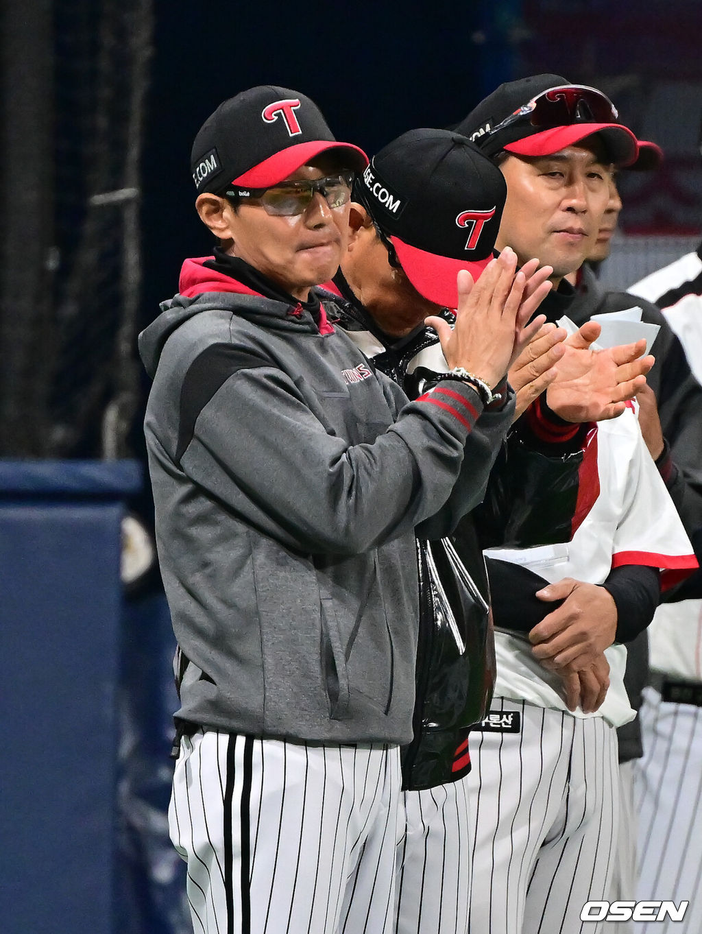 프로야구 LG 트윈스가 짜릿한 역전승을 거뒀다.LG는 4일 서울 고척스카이돔에서 열린 ‘2026 신한은행 SOL Bank KBO리그’ 키움 히어로즈와의 경기에서 6-4 역전승을 거두고 주말 3연전 1승 1패 균형을 맞췄다. 경기종료 후 LG 염경엽 감독이 선수들에게 박수를 치고 있다.  2026.04.04 / soul1014@osen.co.kr