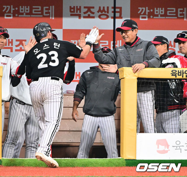 [OSEN=고척, 박준형 기자] 4일 오후 서울 고척스카이돔에서 ‘2026 신한은행 SOL Bank KBO리그’ 키움 히어로즈와 LG 트윈스의 경기가 진행됐다.이날 키움은 하영민을, LG는 임찬규를 선발투수로 내세웠다.  9회초 LG 선두타자 오스틴이 솔로홈런을 날리고 염경엽 감독과 하이파이브를 하고 있다.   2026.04.04 / soul1014@osen.co.kr