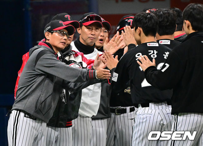 [OSEN=고척, 박준형 기자] 프로야구 LG 트윈스가 짜릿한 역전승을 거뒀다.LG는 4일 서울 고척스카이돔에서 열린 ‘2026 신한은행 SOL Bank KBO리그’ 키움 히어로즈와의 경기에서 6-4 역전승을 거두고 주말 3연전 1승 1패 균형을 맞췄다.&nbsp;경기종료 후 LG 염경엽 감독이 우강훈과 하이파이브를 하고 있다.  2026.04.04 / soul1014@osen.co.kr