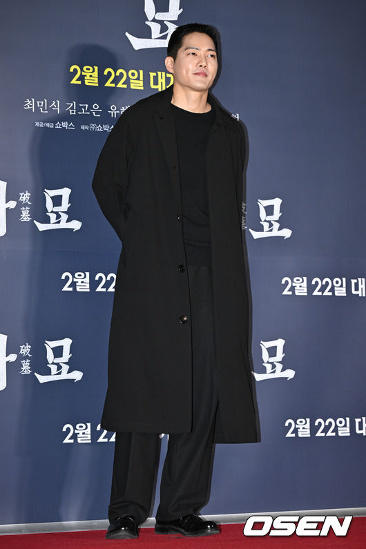 [OSEN=조은정 기자]영화 '파묘' VIP 시사회 포토월 행사가 20일 오후 서울 송파구 롯데시네마 월드타워에서 열렸다.<br /><br />배우 김건우가 포즈를 취하고 있다.  2024.02.20 /cej@osen.co.kr