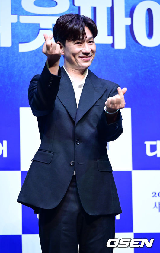 [OSEN=최규한 기자] 2일 오후 서울 서대문구 이화여자대학교 삼성홀에서 뮤지컬 ‘미세스 다웃파이어’ 제작발표회가 열렸다.<br /><br />뮤지컬 '미세스 다웃파이어'는 로빈 윌리엄스 주연의 동명 영화를 뮤지컬로 만든 작품으로 가족의 사랑을 그린 코미디 뮤지컬이다. 이혼한 다니엘이 유모 미세스 다웃파이어로 변장해 전 아내의 집으로 들어가 자녀들을 돌보면서 벌어지는 이야기를 그린다.<br /><br />배우 정상훈이 포토타임을 하고 있다. 2025.09.02 / dreamer@osen.co.kr