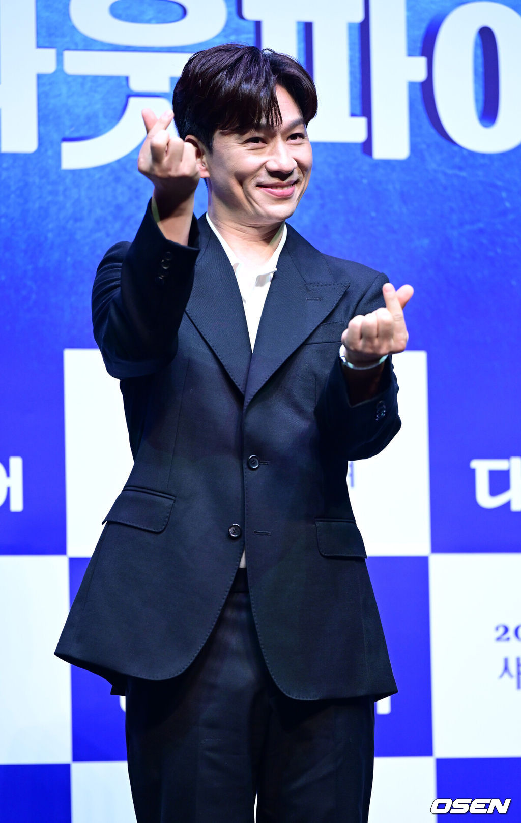 2일 오후 서울 서대문구 이화여자대학교 삼성홀에서 뮤지컬 ‘미세스 다웃파이어’ 제작발표회가 열렸다.<br /><br />뮤지컬 '미세스 다웃파이어'는 로빈 윌리엄스 주연의 동명 영화를 뮤지컬로 만든 작품으로 가족의 사랑을 그린 코미디 뮤지컬이다. 이혼한 다니엘이 유모 미세스 다웃파이어로 변장해 전 아내의 집으로 들어가 자녀들을 돌보면서 벌어지는 이야기를 그린다.<br /><br />배우 정상훈이 포토타임을 하고 있다. 2025.09.02 / dreamer@osen.co.kr