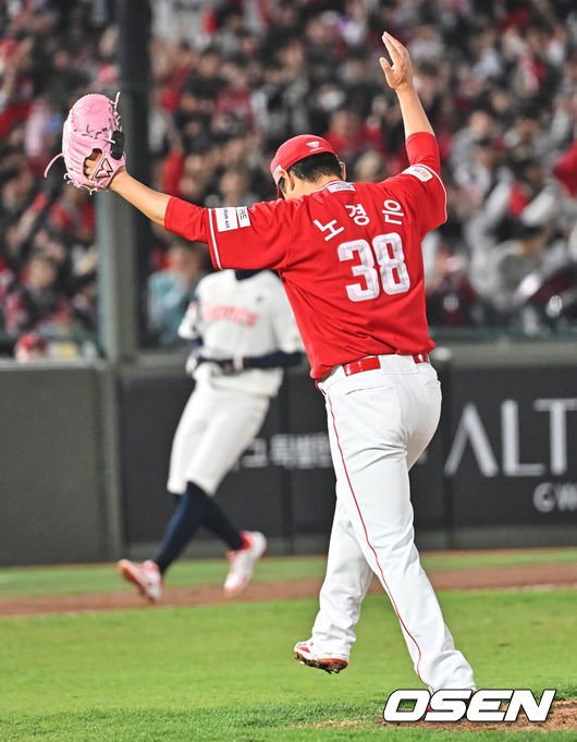 [OSEN=부산, 이석우 기자] 4일 부산 사직야구장에서 2026 신한 SOL KBO 리그 롯데 자이언츠와 SSG 랜더스의 경기가 열렸다. 홈팀 롯데는 비슬리가, 방문팀 SSG는 김건우가 선발 출전했다.SSG 랜더스 노경은이 7회말 2사 2루 롯데 자이언츠 유강남을 3루수 땅볼로 잡고 기뻐하고 있다. 2026.04.04 / foto0307@osen.co.kr