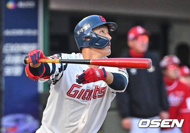 [OSEN=부산, 이석우 기자] 4일 부산 사직야구장에서 2026 신한 SOL KBO 리그 롯데 자이언츠와 SSG 랜더스의 경기가 열렸다. 홈팀 롯데는 비슬리가, 방문팀 SSG는 김건우가 선발 출전했다.롯데 자이언츠 노진혁이 3회말 1사 1루 우중월 역전 2점 홈런을 치고 있다. 2026.04.04 / foto0307@osen.co.kr