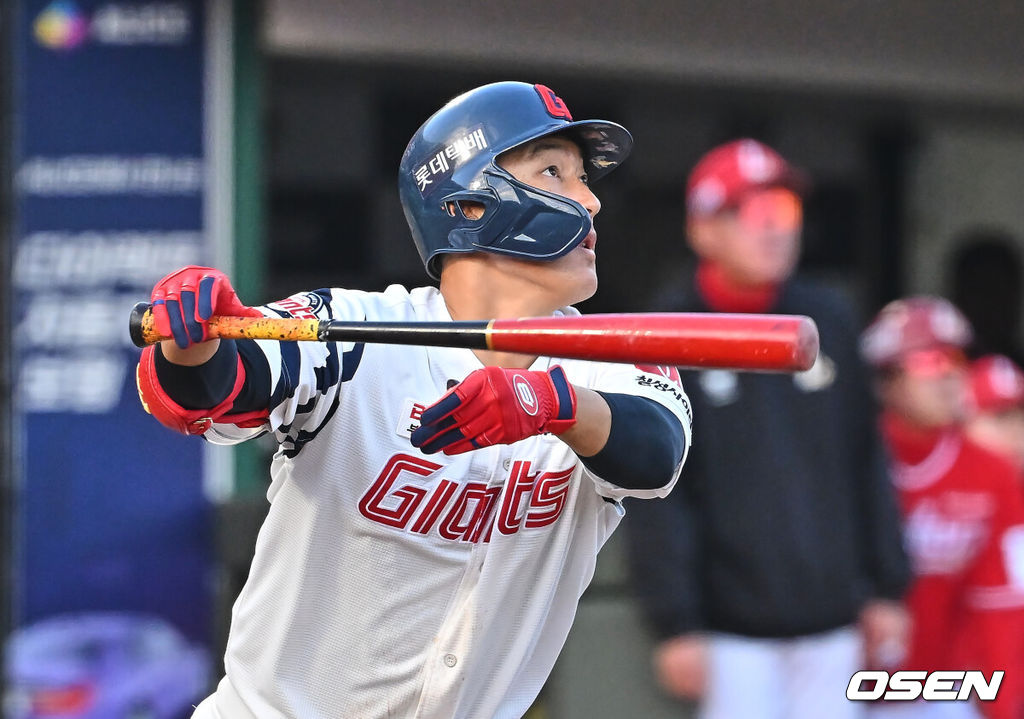 4일 부산 사직야구장에서 2026 신한 SOL KBO 리그 롯데 자이언츠와 SSG 랜더스의 경기가 열렸다. 홈팀 롯데는 비슬리가, 방문팀 SSG는 김건우가 선발 출전했다.롯데 자이언츠 노진혁이 3회말 1사 1루 우중월 역전 2점 홈런을 치고 있다. 2026.04.04 / foto0307@osen.co.kr