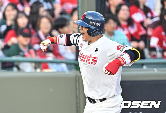 [OSEN=부산, 이석우 기자] 4일 부산 사직야구장에서 2026 신한 SOL KBO 리그 롯데 자이언츠와 SSG 랜더스의 경기가 열렸다. 홈팀 롯데는 비슬리가, 방문팀 SSG는 김건우가 선발 출전했다.롯데 자이언츠 유강남이 2회말 무사 중월 솔로 홈런을 치고 세리머니를 하고 있다. 2026.04.04 / foto0307@osen.co.kr
