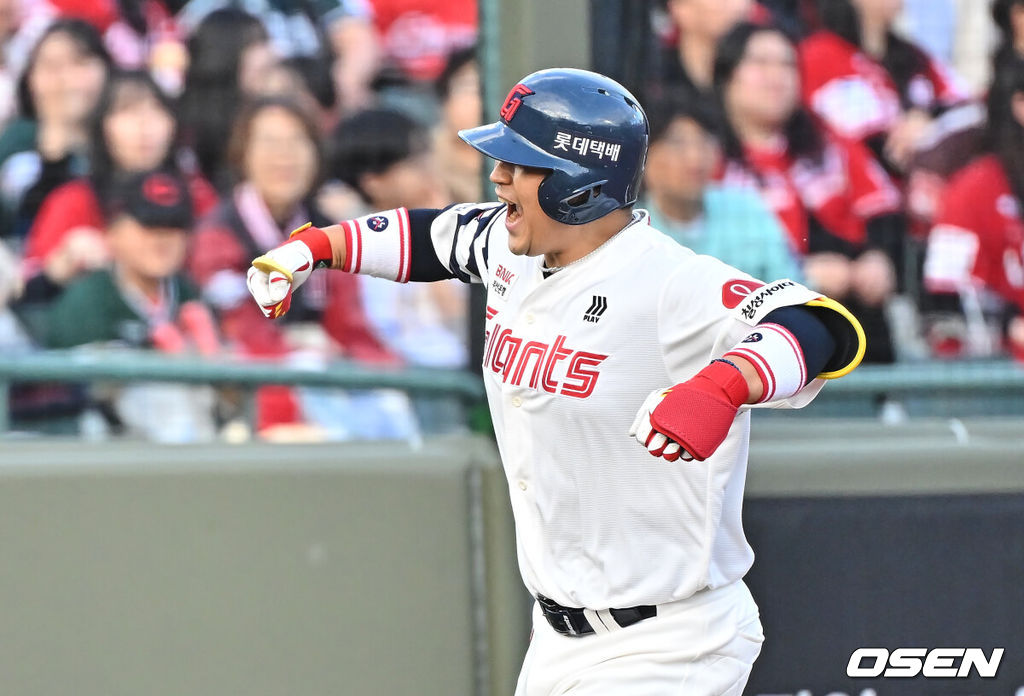4일 부산 사직야구장에서 2026 신한 SOL KBO 리그 롯데 자이언츠와 SSG 랜더스의 경기가 열렸다. 홈팀 롯데는 비슬리가, 방문팀 SSG는 김건우가 선발 출전했다.롯데 자이언츠 유강남이 2회말 무사 중월 솔로 홈런을 치고 세리머니를 하고 있다. 2026.04.04 / foto0307@osen.co.kr