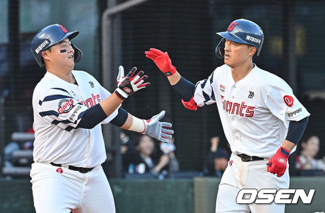 [OSEN=부산, 이석우 기자] 4일 부산 사직야구장에서 2026 신한 SOL KBO 리그 롯데 자이언츠와 SSG 랜더스의 경기가 열렸다. 홈팀 롯데는 비슬리가, 방문팀 SSG는 김건우가 선발 출전했다.롯데 자이언츠 노진혁이 3회말 1사 1루 우중월 역전 2점 홈런을 치고 하이파이브를 하고 있다. 2026.04.04 / foto0307@osen.co.kr
