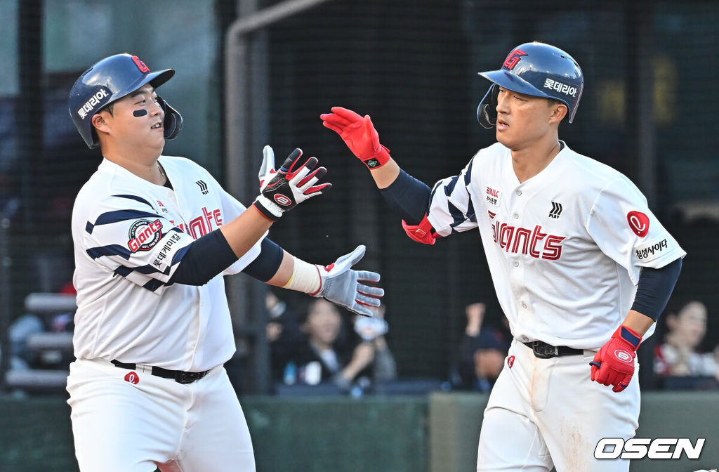 4일 부산 사직야구장에서 2026 신한 SOL KBO 리그 롯데 자이언츠와 SSG 랜더스의 경기가 열렸다. 홈팀 롯데는 비슬리가, 방문팀 SSG는 김건우가 선발 출전했다.롯데 자이언츠 노진혁이 3회말 1사 1루 우중월 역전 2점 홈런을 치고 하이파이브를 하고 있다. 2026.04.04 / foto0307@osen.co.kr