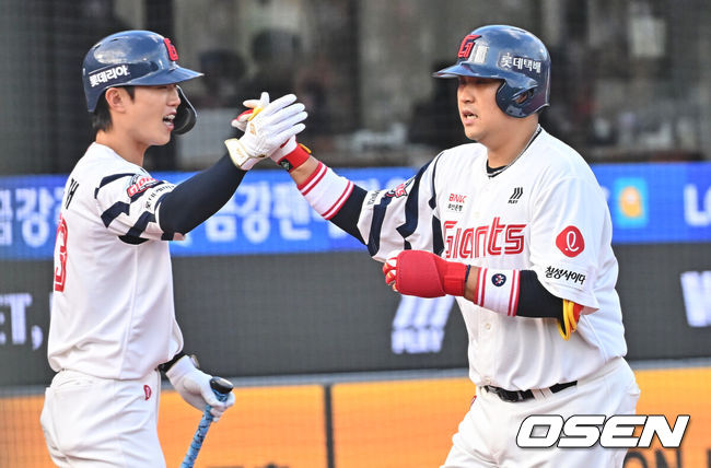 [OSEN=부산, 이석우 기자] 4일 부산 사직야구장에서 2026 신한 SOL KBO 리그 롯데 자이언츠와 SSG 랜더스의 경기가 열렸다. 홈팀 롯데는 비슬리가, 방문팀 SSG는 김건우가 선발 출전했다.롯데 자이언츠 유강남이 2회말 무사 중월 솔로 홈런을 치고 하이파이브를 하고 있다. 2026.04.04 / foto0307@osen.co.kr