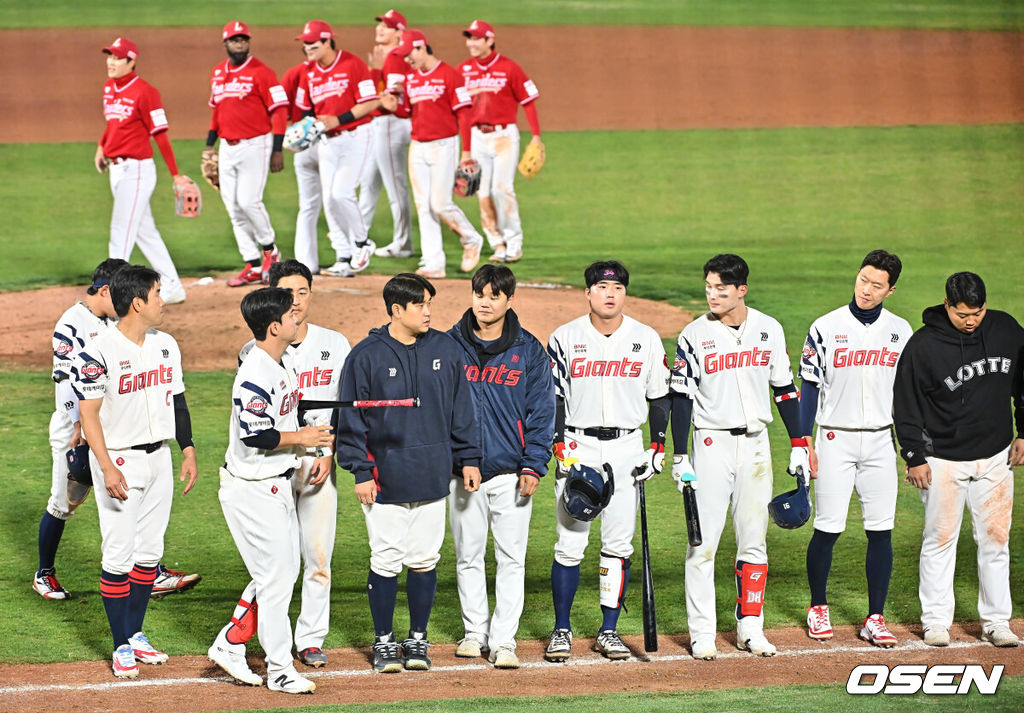 4일 부산 사직야구장에서 2026 신한 SOL KBO 리그 롯데 자이언츠와 SSG 랜더스의 경기가 열렸다. 홈팀 롯데는 비슬리가, 방문팀 SSG는 김건우가 선발 출전했다.롯데 자이언츠 선수들이 SSG 랜더스에 6-7로 역전패하고 팬들에게 인사를 하고 있다. 2026.04.04 / foto0307@osen.co.kr