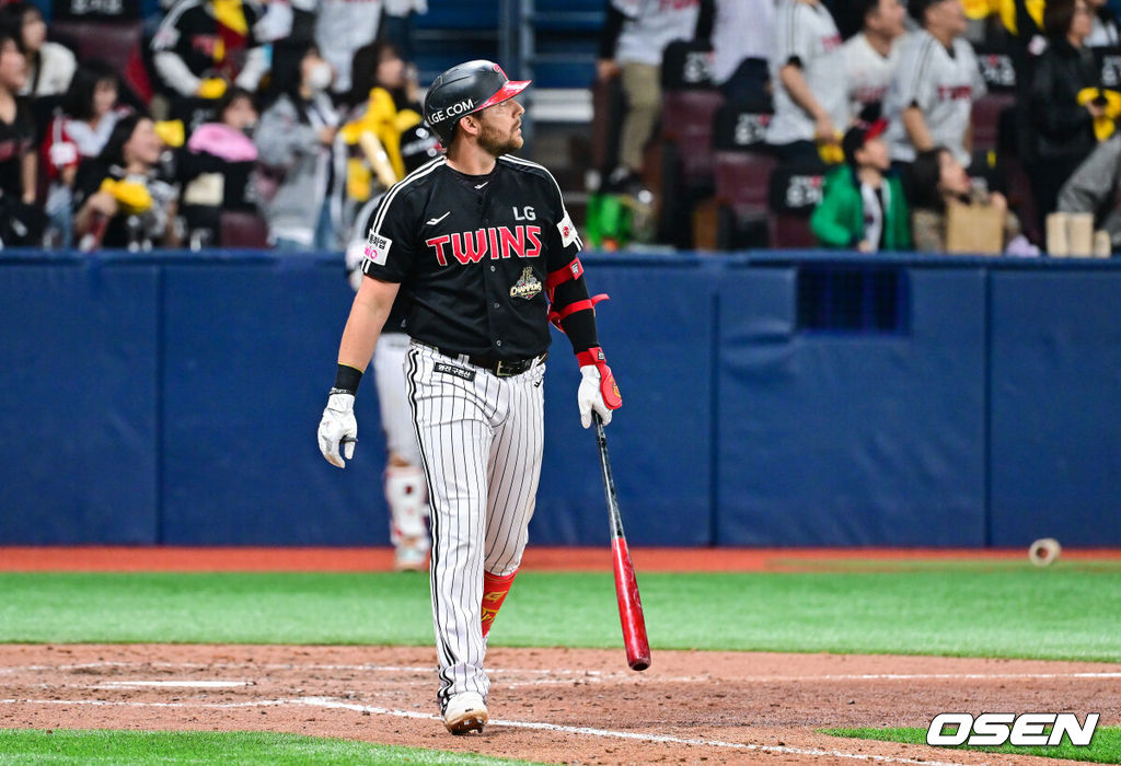 4일 오후 서울 고척스카이돔에서 ‘2026 신한은행 SOL Bank KBO리그’ 키움 히어로즈와 LG 트윈스의 경기가 진행됐다.이날 키움은 하영민을, LG는 임찬규를 선발투수로 내세웠다.  9회초 LG 선두타자 오스틴이 솔로홈런을 날리고 타구를 바라보고 있다.   2026.04.04 / soul1014@osen.co.kr