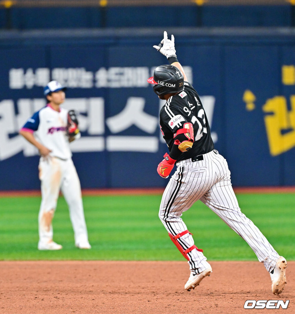 4일 오후 서울 고척스카이돔에서 ‘2026 신한은행 SOL Bank KBO리그’ 키움 히어로즈와 LG 트윈스의 경기가 진행됐다.이날 키움은 하영민을, LG는 임찬규를 선발투수로 내세웠다.  9회초 LG 선두타자 오스틴이 솔로홈런을 날리고 베이스를 돌고 있다.   2026.04.04 / soul1014@osen.co.kr