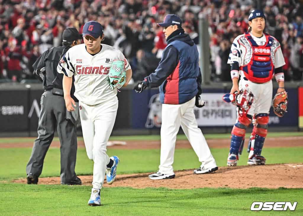 4일 부산 사직야구장에서 2026 신한 SOL KBO 리그 롯데 자이언츠와 SSG 랜더스의 경기가 열렸다. 홈팀 롯데는 비슬리가, 방문팀 SSG는 김건우가 선발 출전했다.롯데 자이언츠 정철원이 7회초 역전을 허용한 후 교체되고 있다. 2026.04.04 / foto0307@osen.co.kr