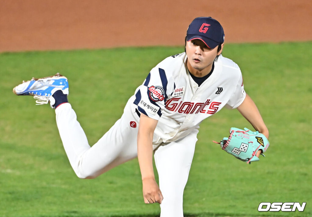 4일 부산 사직야구장에서 2026 신한 SOL KBO 리그 롯데 자이언츠와 SSG 랜더스의 경기가 열렸다. 홈팀 롯데는 비슬리가, 방문팀 SSG는 김건우가 선발 출전했다.롯데 자이언츠 정철원이 역투하고 있다. 2026.04.04 / foto0307@osen.co.kr