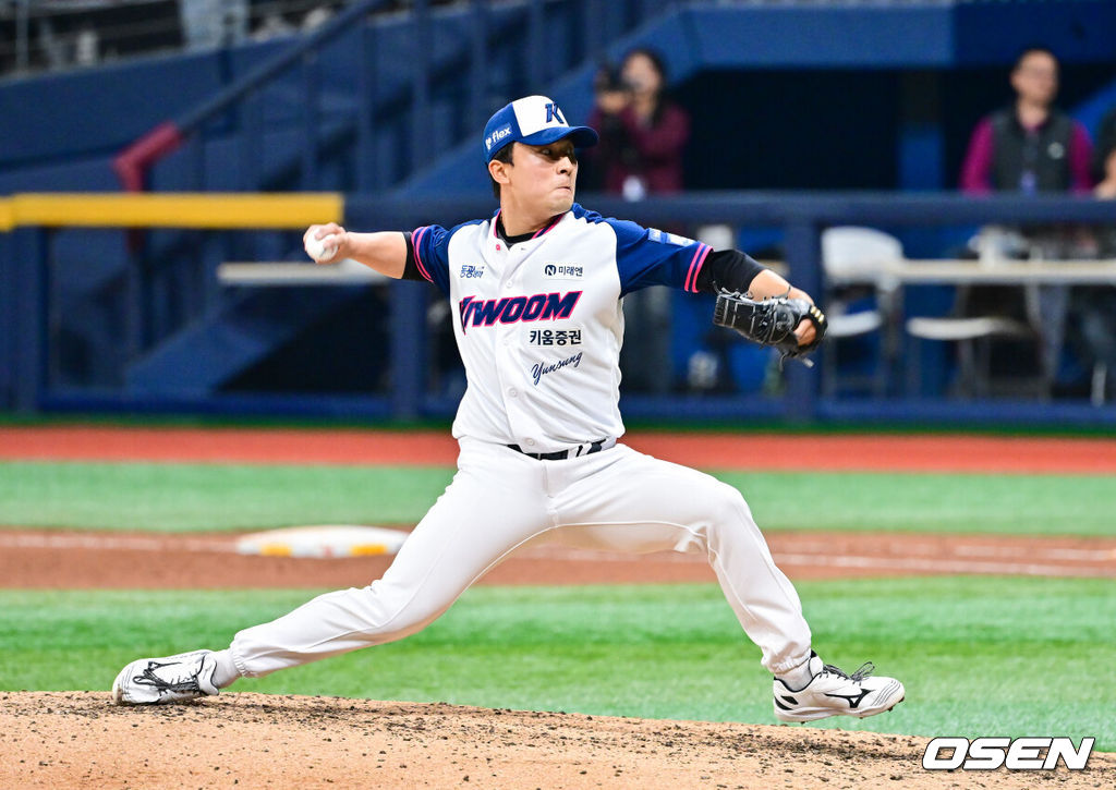 4일 오후 서울 고척스카이돔에서 ‘2026 신한은행 SOL Bank KBO리그’ 키움 히어로즈와 LG 트윈스의 경기가 진행됐다.이날 키움은 하영민을, LG는 임찬규를 선발투수로 내세웠다. 8회초 키움 박윤성 투수가 역투하고 있다. 2026.04.04 / soul1014@osen.co.kr