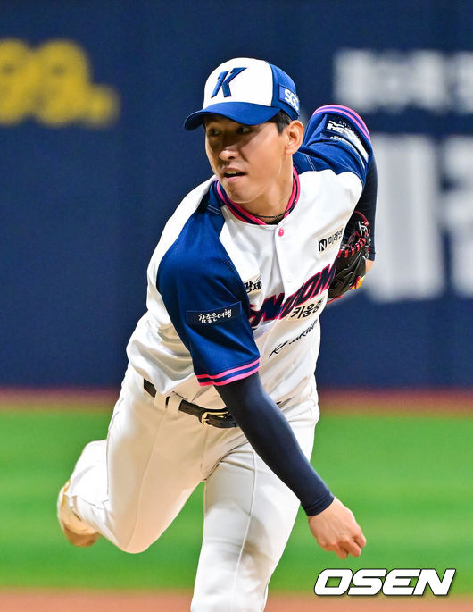 x[OSEN=고척, 박준형 기자] 4일 오후 서울 고척스카이돔에서 ‘2026 신한은행 SOL Bank KBO리그’ 키움 히어로즈와 LG 트윈스의 경기가 진행됐다.이날 키움은 하영민을, LG는 임찬규를 선발투수로 내세웠다.  7회초 키움 유토가 역투하고 있다.   2026.04.04 / soul1014@osen.co.kr