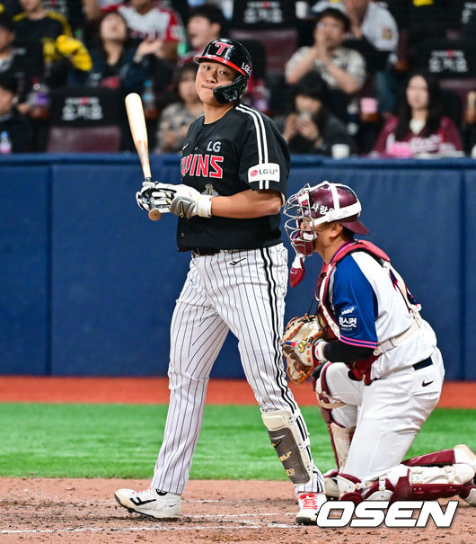 [OSEN=고척, 박준형 기자] 4일 오후 서울 고척스카이돔에서 ‘2026 신한은행 SOL Bank KBO리그’ 키움 히어로즈와 LG 트윈스의 경기가 진행됐다.이날 키움은 하영민을, LG는 임찬규를 선발투수로 내세웠다.  8회초 2사 1,2루 LG 대타 이재원이 볼넷으로 출루하고 있다.  2026.04.04 / soul1014@osen.co.kr