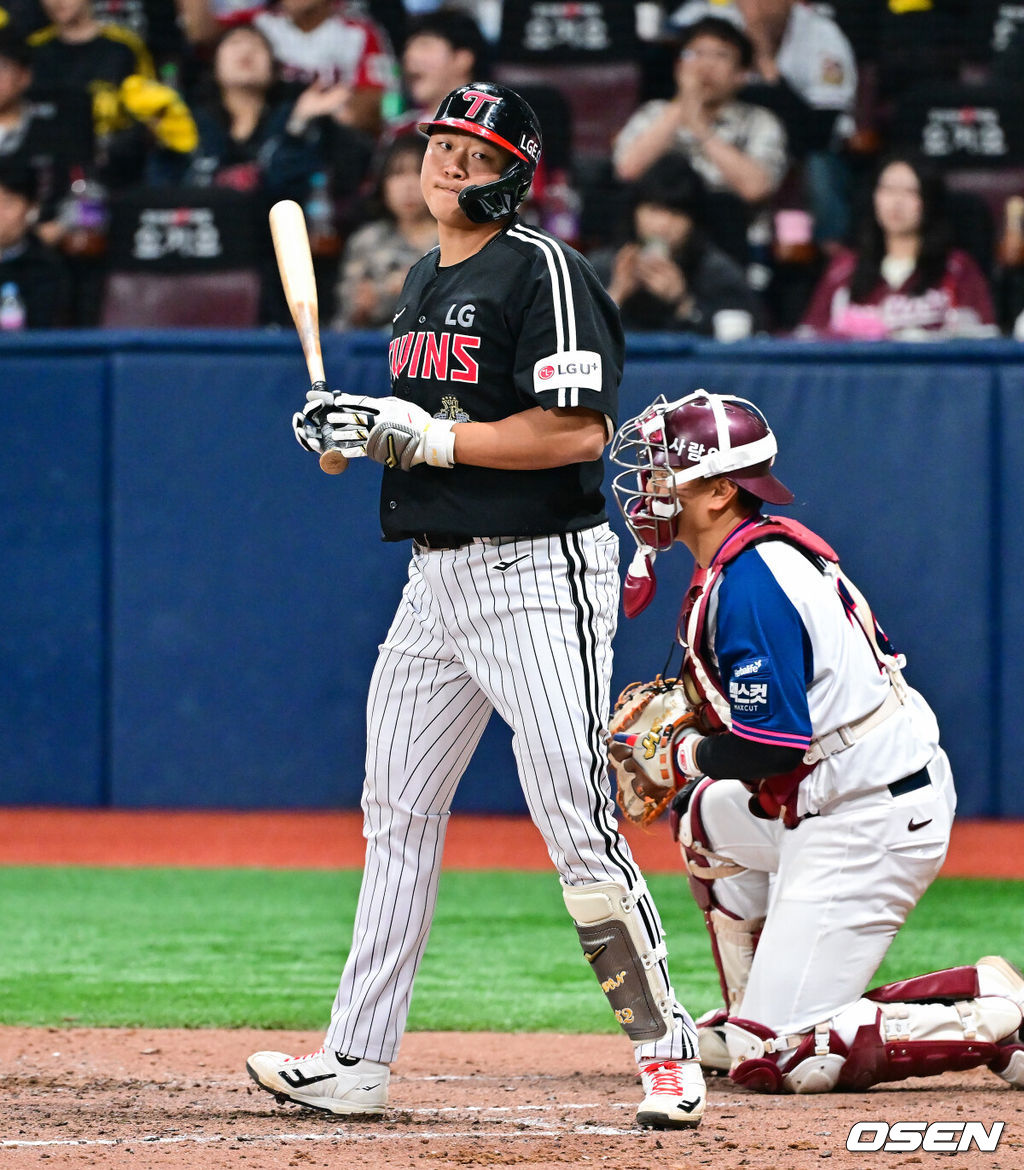 4일 오후 서울 고척스카이돔에서 ‘2026 신한은행 SOL Bank KBO리그’ 키움 히어로즈와 LG 트윈스의 경기가 진행됐다.이날 키움은 하영민을, LG는 임찬규를 선발투수로 내세웠다. 8회초 2사 1,2루 LG 대타 이재원이 볼넷으로 출루하고 있다. 2026.04.04 / soul1014@osen.co.kr