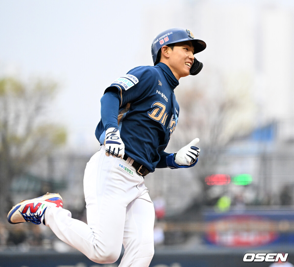 4일 광주-기아 챔피언스필드에서 2026 신한 SOL KBO리그 KIA 타이거즈와 NC 다이노스의 경기가 열렸다.이날 KIA는 이의리, NC는 커티스 테일러를 선발로 내세웠다.2회초 무사에서 NC 신재인이 좌월 솔로 홈런을 치고 그라운드를 달리고 있다. 2026.04.04 /sunday@osen.co.kr