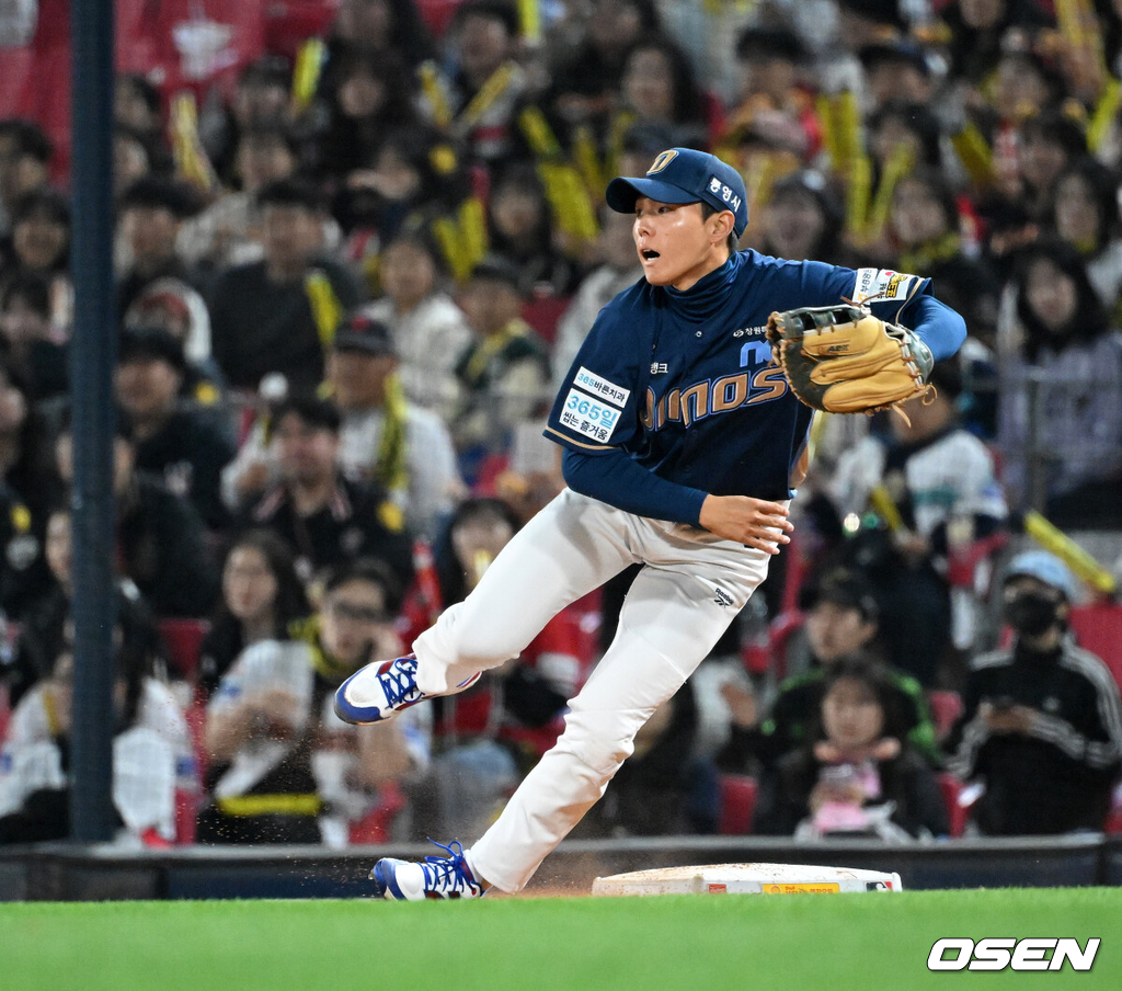 3일 광주-기아 챔피언스필드에서 2026 신한 SOL KBO리그 KIA 타이거즈와 NC 다이노스의 경기가 열렸다.이날 KIA는 제임스 네일, NC는 구창모를 선발로 내세웠다.3회말 1사 1,2루에서 NC 신재인이 KIA 카스트로를 병살타로 처리하고 있다. 2026.04.03 /sunday@osen.co.kr