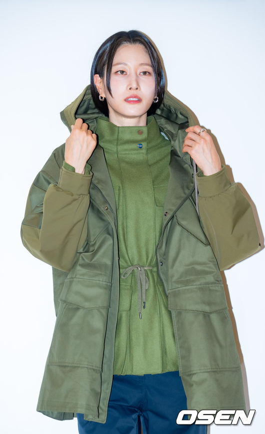 [OSEN=민경훈 기자]  25일 오후 서울 중구 퇴계로 신세계백화점 본점에서 에르노 25FW 컬렉션 오픈 이벤트 포토콜 행사가 진행됐다.<br /><br />이날 행사에는 배우 공명, 노상현, 안소희, 임지연, 모델 겸 방송인 이현이가 참석했다.<br /><br />모델 이현이가 입장하며 포즈를 취하고 있다. 2025.10.25 / rumi@osen.co.kr