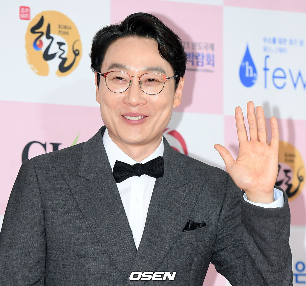 3일 오후 서울 광진구 그랜드 워커힐 서울에서 제 56회 대종상 영화제(2020) 레드카펫 행사가 열렸다.방송인 이휘재가 포즈를 취하며 레드카펫을 밟고 있다. /cej@osen.co.kr