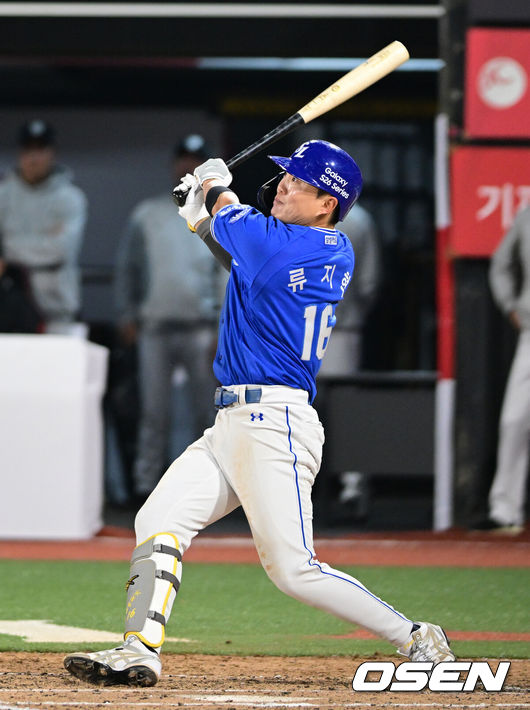 [OSEN=수원, 조은정 기자] 3일 경기도 수원 KT위즈파크에서 2026 신한 SOL KBO리그 KT 위즈와 삼성 라이온즈의 경기가 열렸다.이날 KT는 사우어, 삼성은 후라도를 선발로 내세웠다.6회말 2사 2루에서 삼성 류지혁이 좌중간으로 역전 적시 3루타를 날리고 있다. 2026.04.03 /cej@osen.co.kr